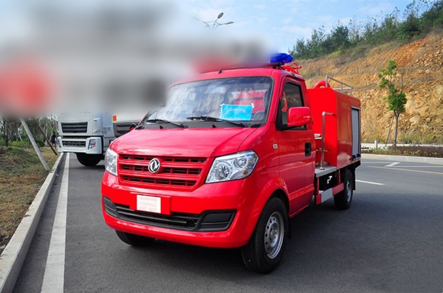 Dongfeng Single-Axle Small Water Tanker Fire Truck, the Alleyway Elf!