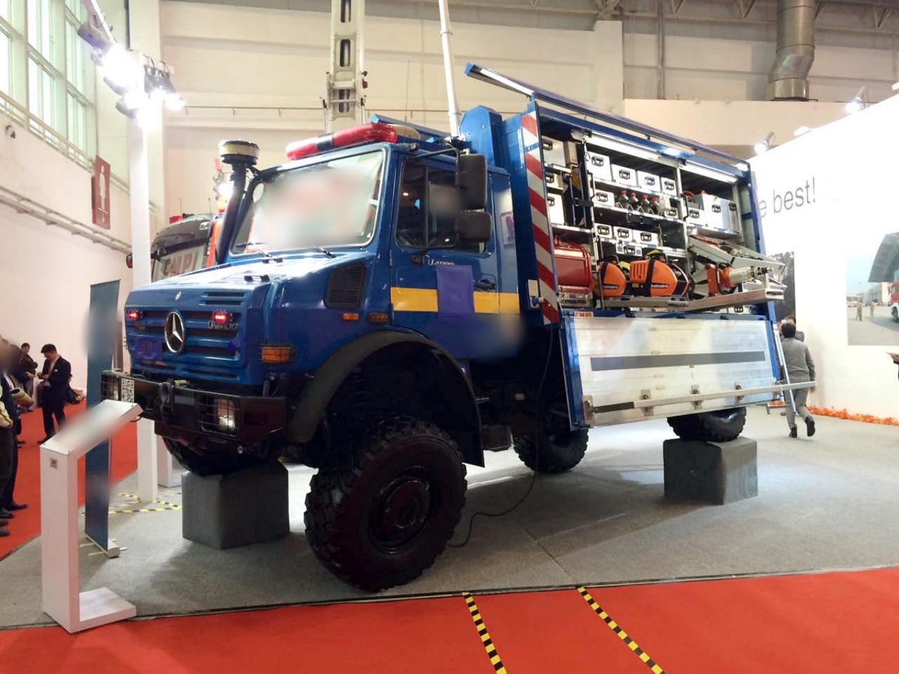 Earthquake rescue fire truck using Mercedes-Benz Unimog U4000 chassis