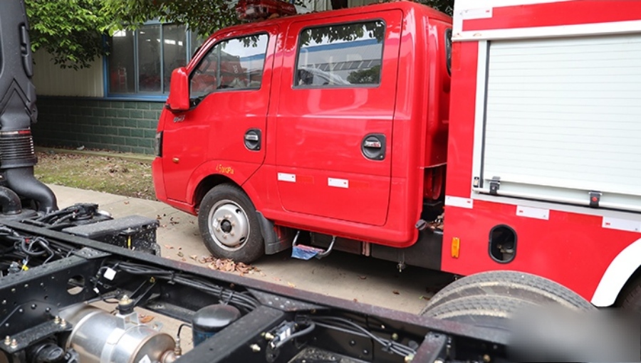 Essential for Community Firefighting Dongfeng Double Cab EURO VI 4x2 Small Water Tanker Fire Truck (2)