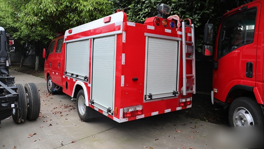 Essential for Community Firefighting Dongfeng Double Cab EURO VI 4x2 Small Water Tanker Fire Truck (3)