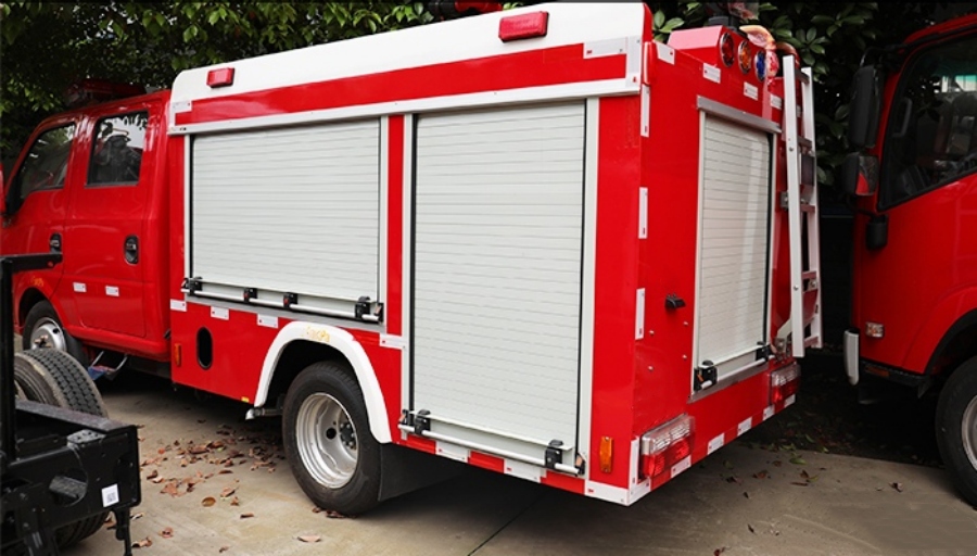 Essential for Community Firefighting Dongfeng Double Cab EURO VI 4x2 Small Water Tanker Fire Truck (5)