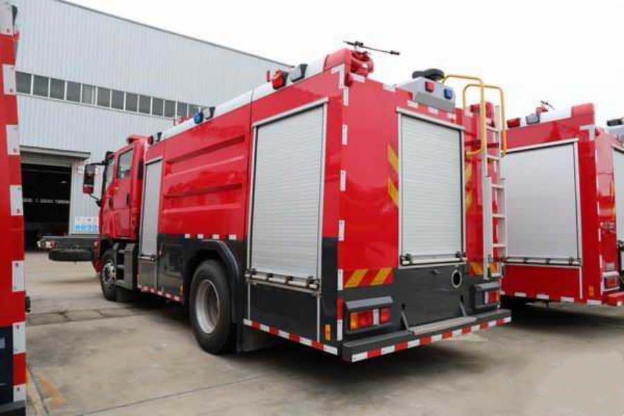 ISUZU GIGA Double-Cab EURO VI 7CBM Foam Fire Truck — Expert in Large-Scale Oil Fires! (2)