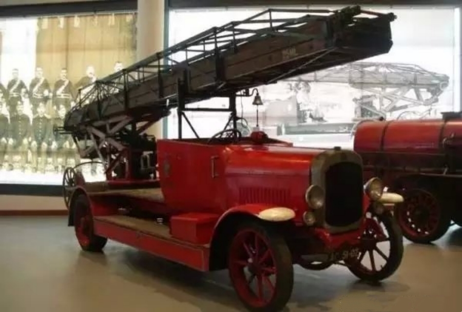 IVECO Magirus Aerial Ladder Fire Truck – A Century-Long Legend! (3)