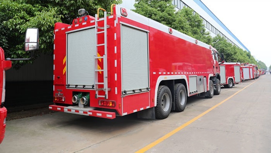 Specializes in Extinguishing Oil Fires, the Sinotruk HOWO TX 8X4 EURO VI Double-row Foam Fire Truck (6)