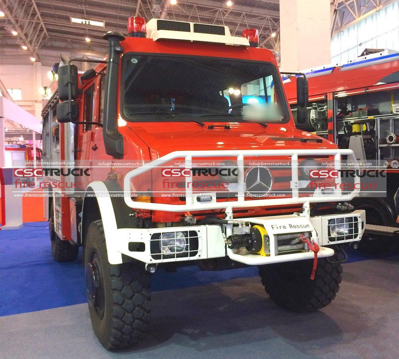 All-terrain water foam fire truck using Mercedes-Benz Unimog-U5000 chassis