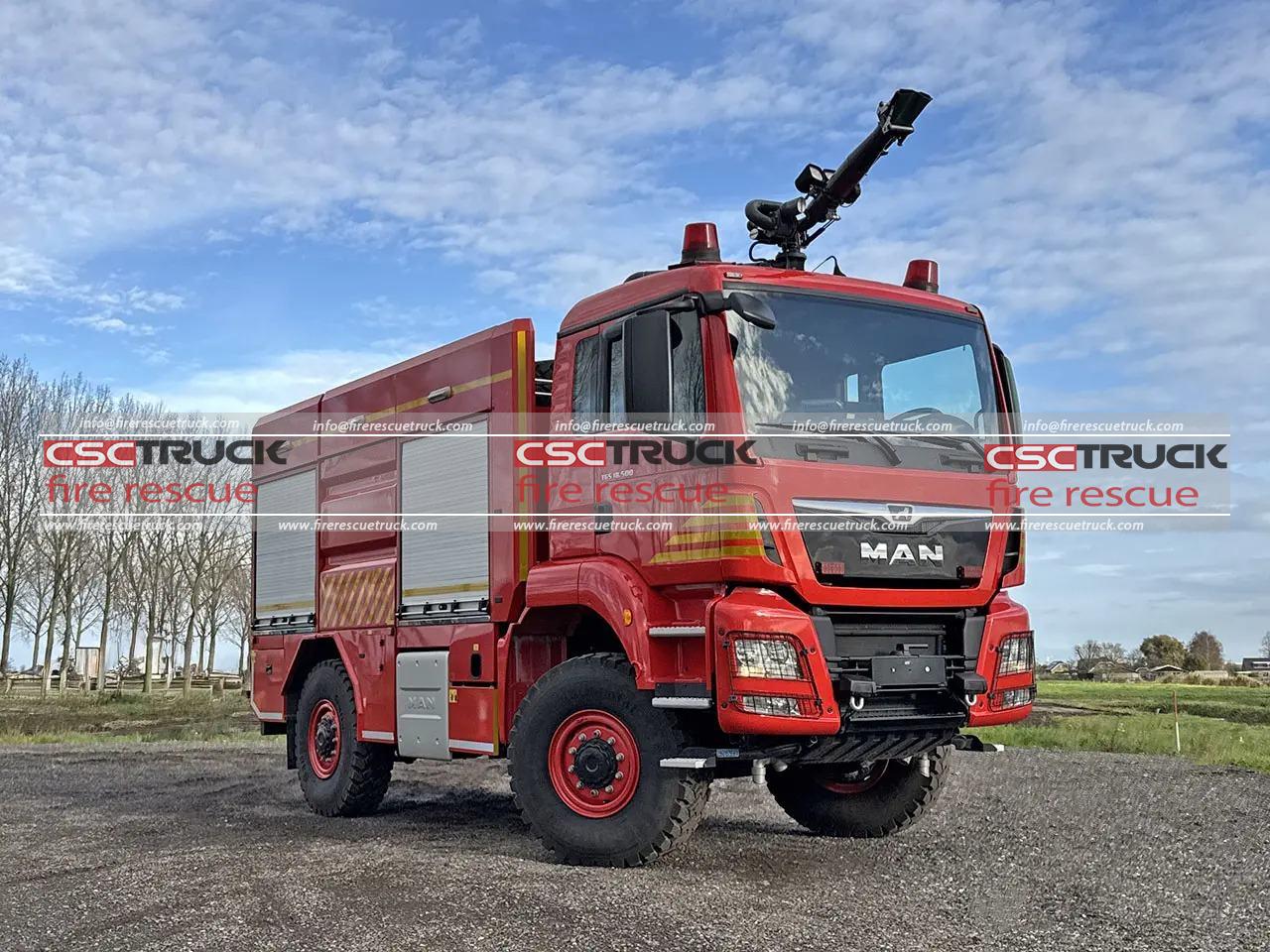MAN 4WD 5000L Small Water Foam Fire Truck (2)